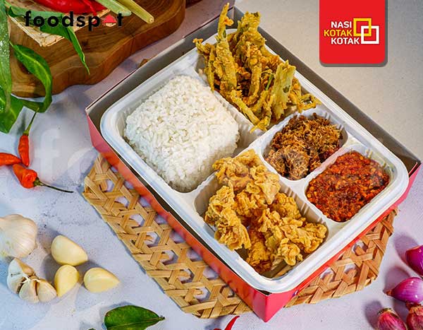 Paket Crispy Chicken Salted Egg dari Nasi Kotak Kotak - foodspot